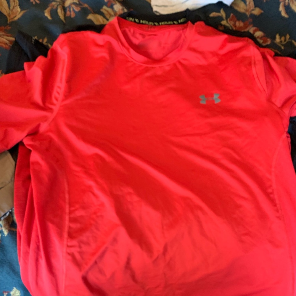 Under Armour short sleeve heat gear/ loose fit